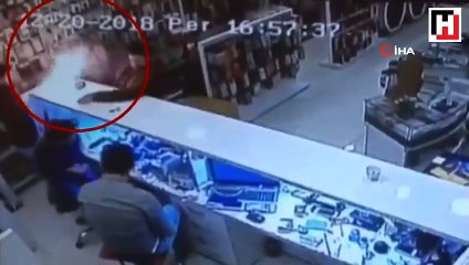 Cep telefonu elinde patladı