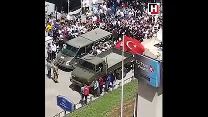 Şehidin naaşı geçerken duygulandıran görüntü