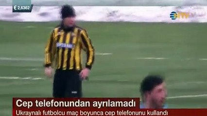 Maç sırasında telefonu elinden düşürmedi!