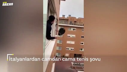 Evden çıkamayan İtalyanlardan camdan cama tenis challenge!