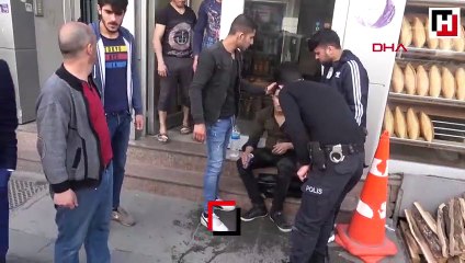 Bacağından bıçaklandı, telefonunu vermedi