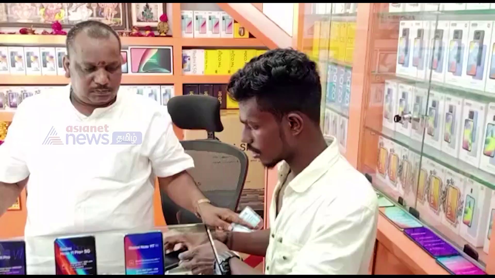 Watch : புதுவையில் செல்போன் கடையில் புதிய வகை மோசடி; கையும் களவுமாக பிடித்த கடைக்காரர்!!
