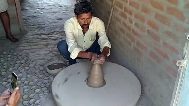 माटी के दीयों से रोशन होंगे घर-आंगन, बाजारों में बढ़ी मांग, दीये बनाने में जोर शोर से जुटे कारीगर