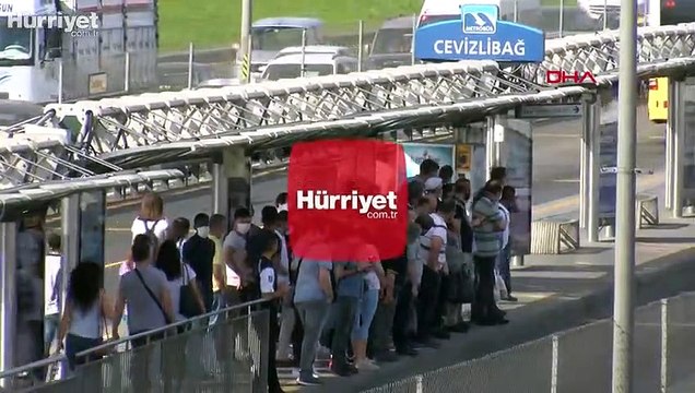 Cevizlibağ Metrobüs durağında yoğunluk