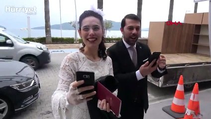 İki şahitle evlenen genç çift, bu sürprizi yakınlarına telekonferansla duyurdu