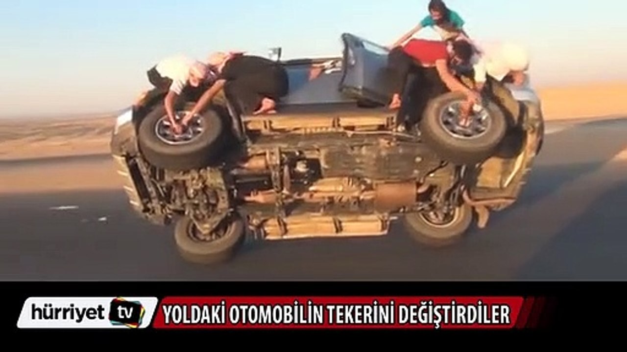 Otomobili hem sürüp hem de tekerleğini değiştirdiler