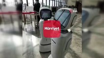 Çin’de tartışan robotlar izleyenleri gülümsetti