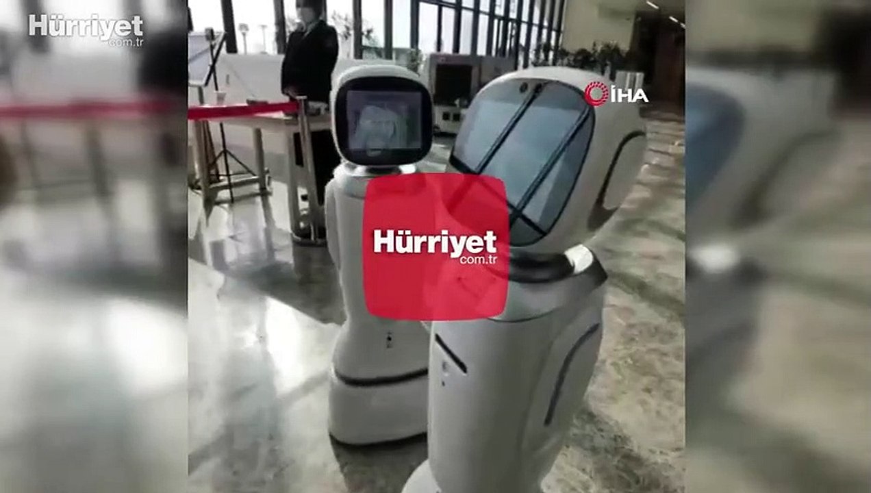 Çin’de tartışan robotlar izleyenleri gülümsetti