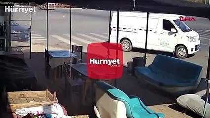 Çin’de kağıt gibi ezilen minibüs şoförünün mucize kurtuluşu kamerada