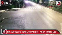 Dağ yolunda TIR sürücüsü, heyelandan son anda kurtuldu