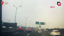Çin'de akılalmaz kaza Refüje çarpan otomobil dik durdu