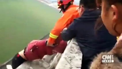 İtfaiye eri genç adamı son anda yakaladı