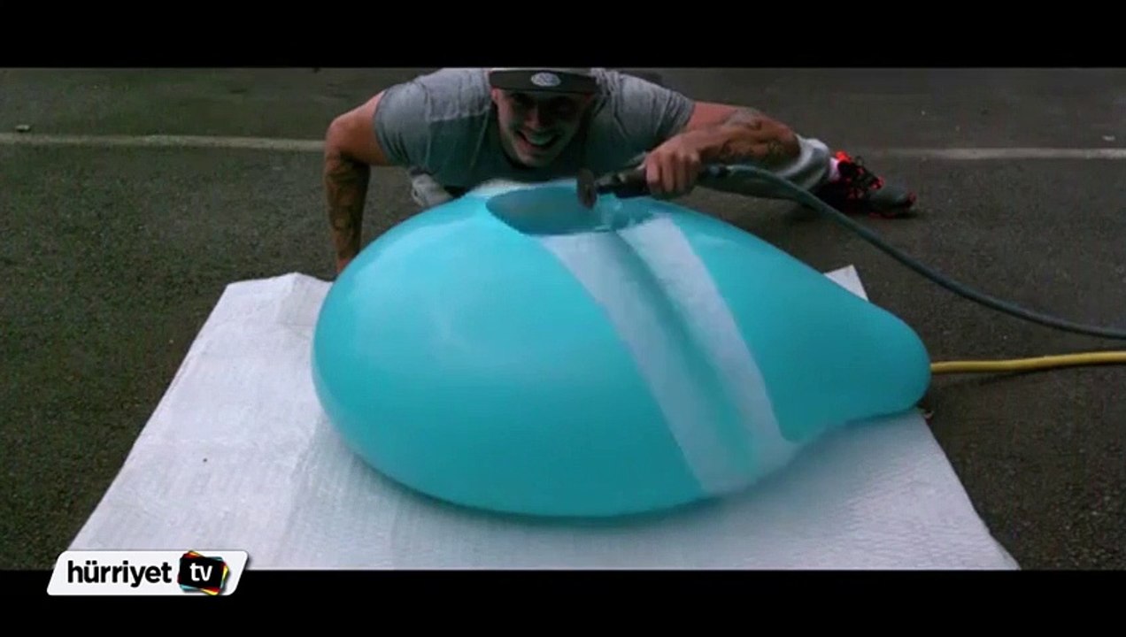 Ağır çekimde su dolu balonun patlama anı