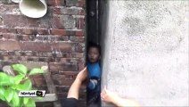 İki duvar arasına sıkışan çocuk böyle kurtarıldı