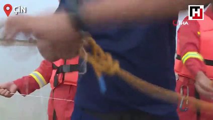 Nehirde mahsur kalanlar drone yardımıyla kurtarıldı