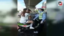 Kadın polis, durdurduğu sürücünün eşi ile saç baş birbirine girdi