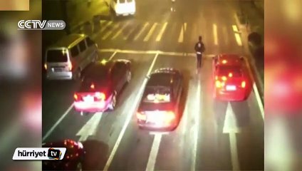 Kamyonet motosikletli adamın üzerine devrildi