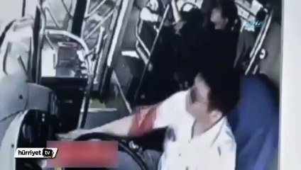 Otobüs şoförleri trafikte birbirine girdi