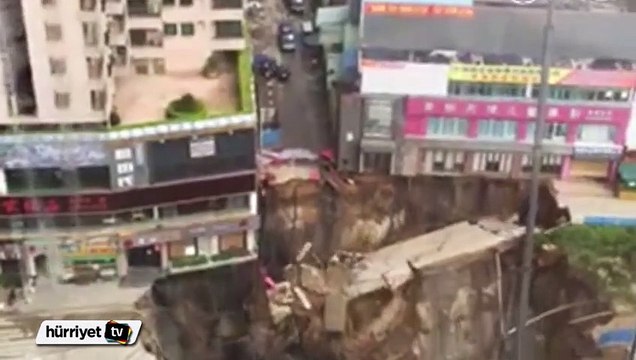 Yolun çökme anı saniye saniye böyle görüntülendi