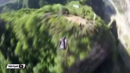 Uçan adam Jeb Corliss Çin Seddi'nden üzerinden uçtu