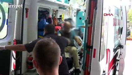 Kendisini boğazından bıçaklayan eşini boğarak öldürdü