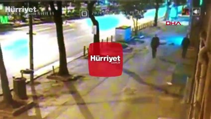 Tải video: Arkadaşının kafasına taşla vurarak öldürdü! O anlar kamerada