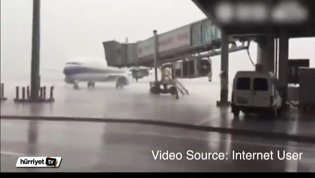 Kalkış yapmaya hazırlanan uçağa yıldırım düştü