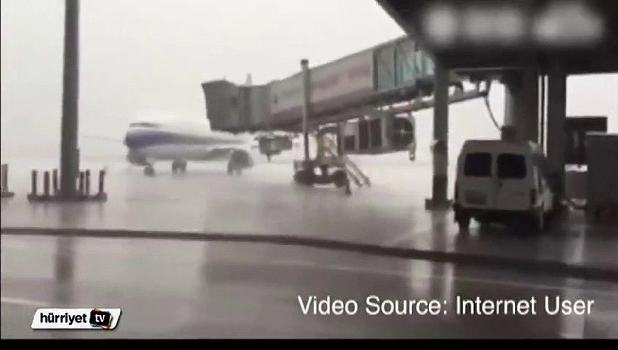 Kalkış yapmaya hazırlanan uçağa yıldırım düştü