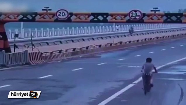 Damperi ile yükseklik tabelasını devirdi