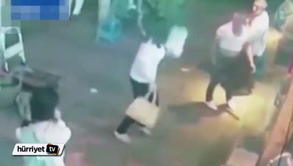 Telefonunu düşüren kadını tekme- tokat dövdü