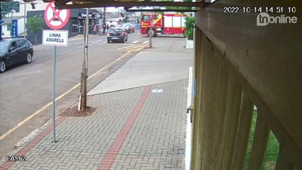 Câmera registra acidente impressionante com caminhão dos bombeiros