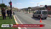 Kırmızı ışıkta otomobilinde öldürüldü