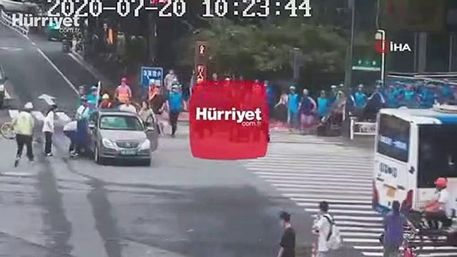 Kuryeler, aracın altında kalan kadını kurtarmak için seferber oldu