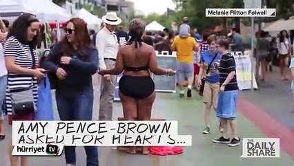 Kendinizi sevin mesajı vermek için kalabalık bir meydanda soyundu