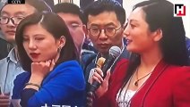 Sosyal medya, Çinli muhabirin ilginç hareketlerini konuşuyor!