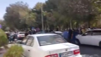 İran'da protesto gösterileri devam ediyor