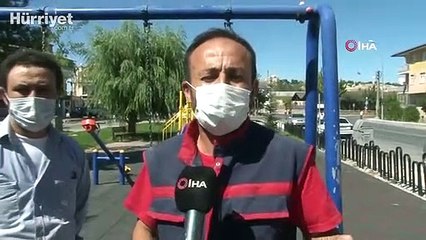 Çıplak halde oyun parkında gezen adam mahalleliyi isyan ettirdi