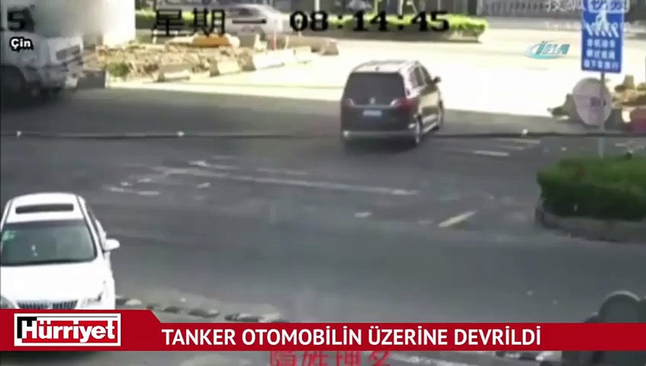 Kontrolden çıkan tanker otomobilin üzerine devr...