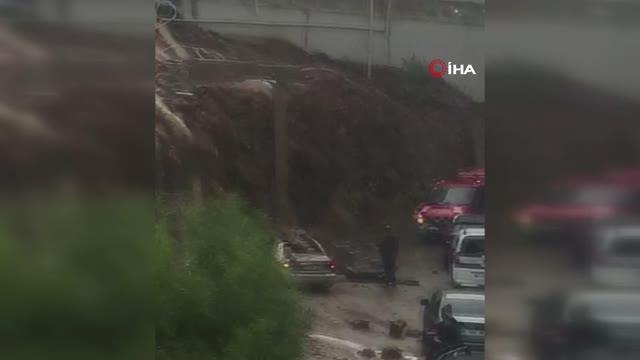 Yağmur sebebiyle yıkılan istinat duvarı otomobili hurdaya çevirdi