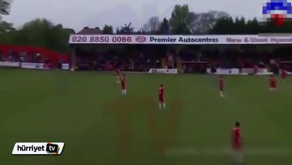 Soyundu, sahaya atladı, kaleciyle selfie çekti