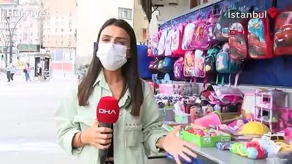 Kucağında çocukla hırsızlık yaptığı anlar kamerada