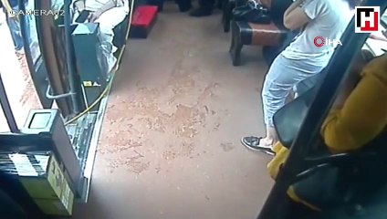 Minibüse kolu sıkışan çocuğu kurtarma çabası kamerada