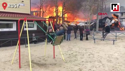 Arkada ev yanarken, o salıncakta eğlendi