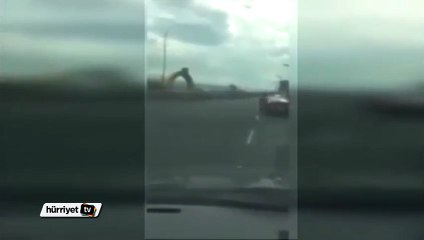 Otobanda çıplak adam polis kovalamacası