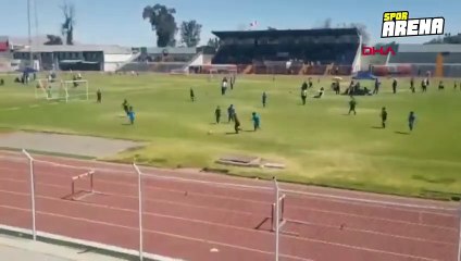 Küçük futbolcu saha kenarındaki drenaj çukuruna düştü