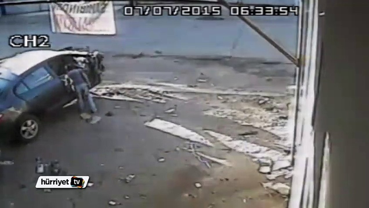 Çocuk hırsız araçta tesisatı böyle söktü