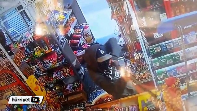 Çocuk soyguncuları süpürge sopasıyla kovaladı