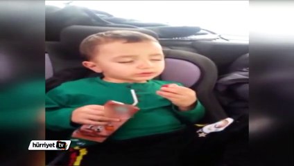 Uykudayken süt içip domates yiyen çocuk