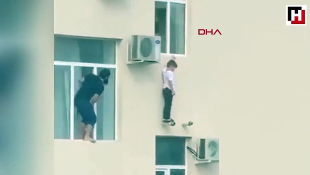 Sekizinci kattan düşmek üzere olan çocuğun imdadına komşusu yetişti