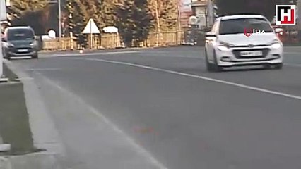 Aniden yola fırlayan çocuğu radar tespit etti, polis kurtardı